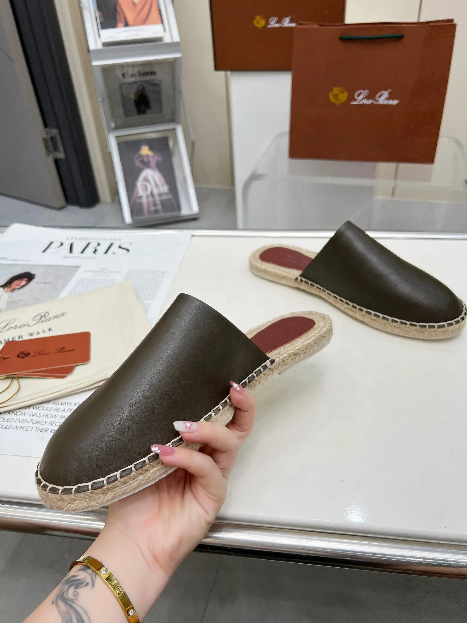 Men's men's shoes 💰520 🧚‍♂️.Loro Piana*👉Top genuine high-end fisherman's shoes and half-drag style👉Buy the original 1:1 copy💯💯💯 Founded the existing Loro Piana company on April 24, 1924. It is now the sixth generation of family business, providing high-quality products to customers who are discerning about taste and quality. ❤️Imported calfskin fabric. The lining is made of A-grade sweat-absorbent and breathable lining. 💯💯💯 Purely handmade. 💯Authentic packaging. Original one-to-one molded outsole. The favorite sandals of Middle Eastern tycoons. Code number: 39-46.